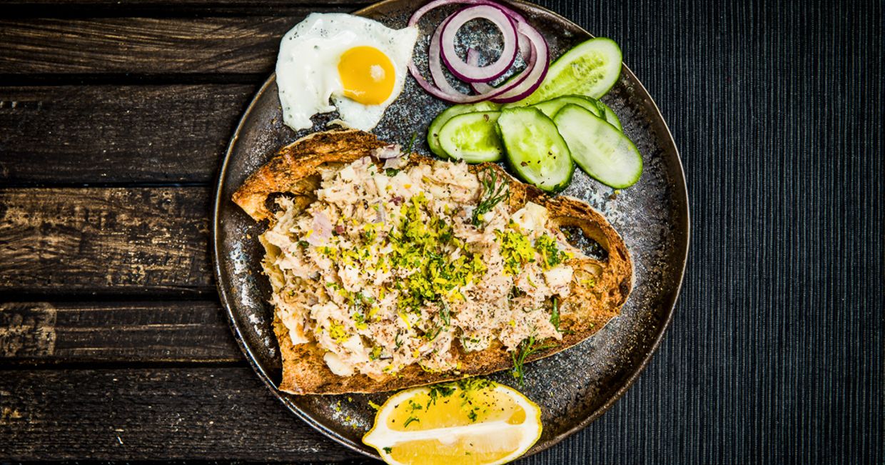 Pasta ze śledzia na kanapce z jajkiem i cytryną (fot. Marcin R. Szulżycki / CookandWarch.com)