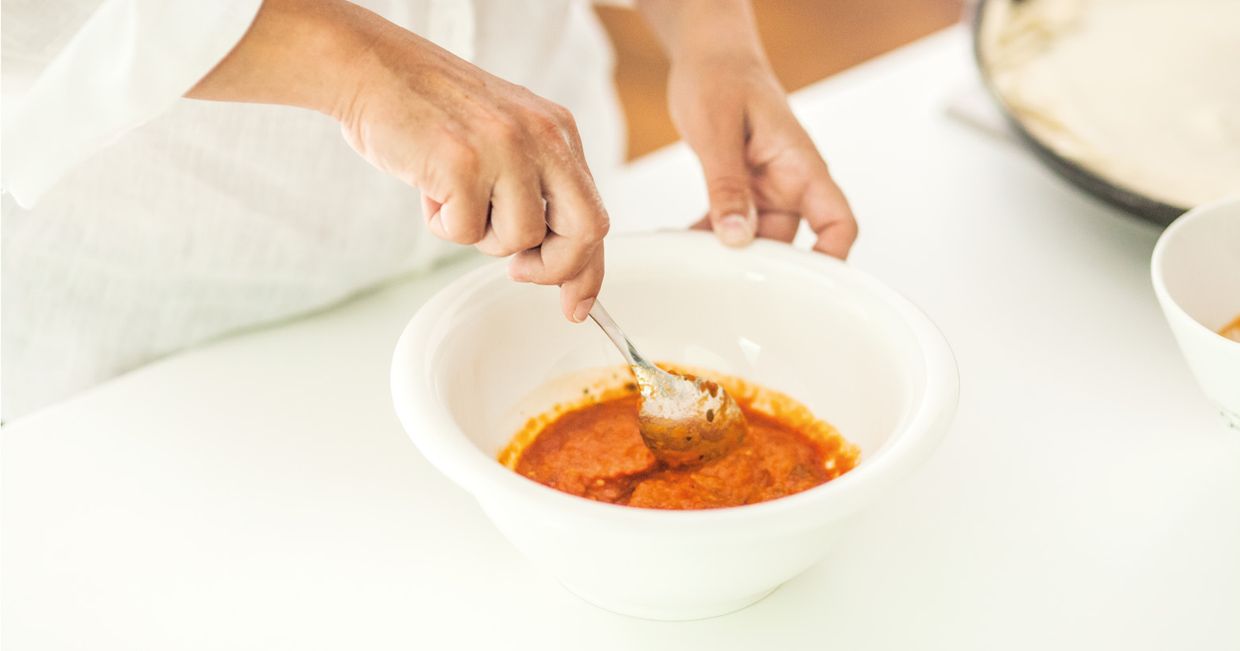 Przygotowywanie sosu do pizzy (fot. Dinnershow Studio)