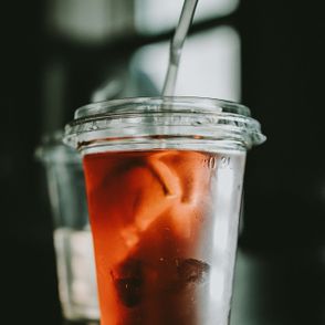 Plastikowy kubek ze słomką (fot. Kevin Lehtla)