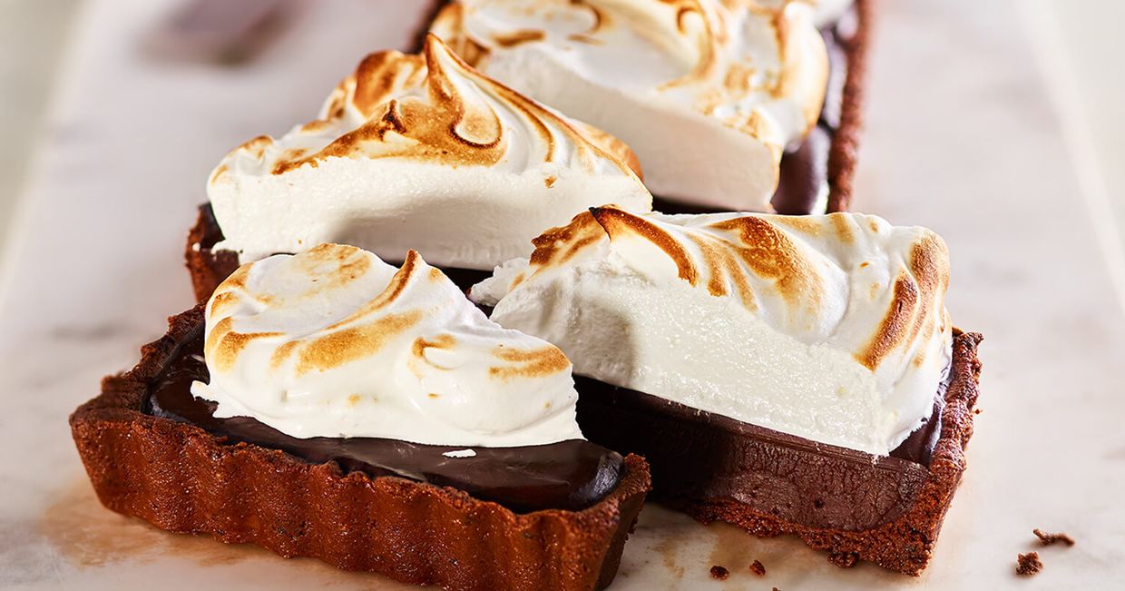 Desery wielkanocne z czekoladą Wedel – mazurek mocno czekoladowy z bezą (fot.materiały prasowe)