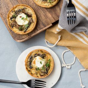 Minitarty z porem, pieczarkami i serem kozim z tymiankiem (fot. Paulina Czyżewska)