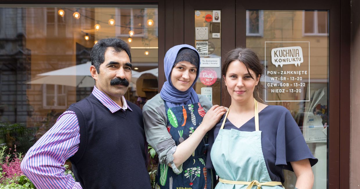 Zespół Kuchni Konfliktu przed drzwiami restuaracji (fot. Antonina Gugała)