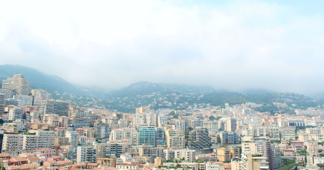 Widok na Monako z górami w tle (fot. Janayara Machado / unsplash.com)