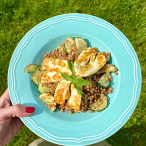 Jak przygotować kasze gryczaną z cukinią. Kasza z cukinią i haloumi - przepis (fot. materiały prasowe)