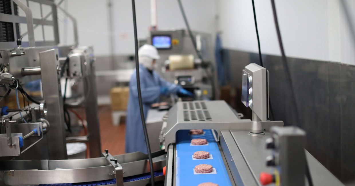Taśma produkcyjna w firmie Beyond produkującej wegańskie zamienniki mięsa (fot. materiały prasowe)