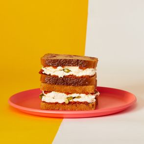 Przepisy na drugie śniadanie do szkoły. Żytnia kanapka z pesto z suszonych pomidorów (fot. Maciej Niemojewski)