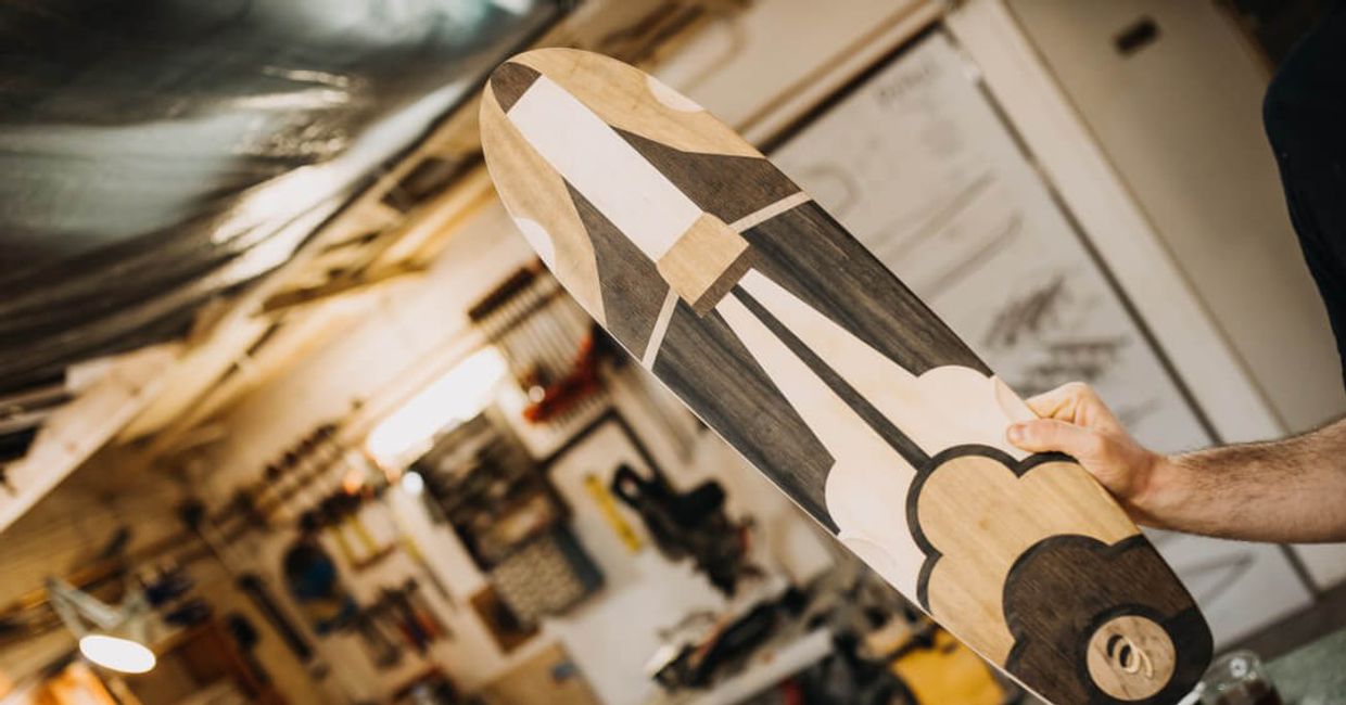 Longboard zdobiony techniką  intarsji