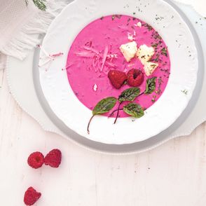 klasyczny chłodnik w niebanalnej wersji - chłodnik z botwinką, malinami i twarogiem