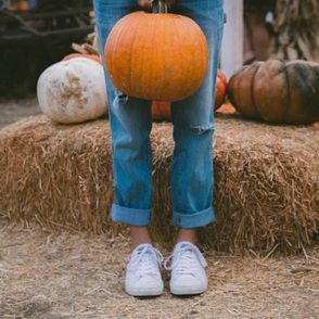 Kobieta trzymająca dynię (fot. Jakob Owens / unsplash.com)