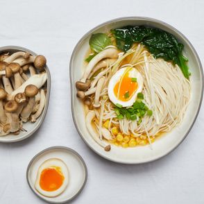 ramen bez mięsa, wegetariański ramen, wegański ramen, ramen, domowy ramen, jak zrobić ramen, makaron ramen, grzybki mung, blanszowany szpinak