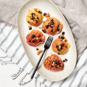 Połówki jabłka pieczone w miodzie, podane z rodzynkami i orzechami (fot. Paulina Czyżewska)