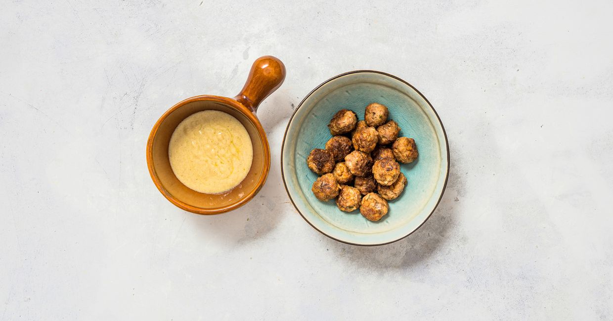 Klopsy z mięsa mielonego ze śmietanowym sosem (fot. Martyna Cybuch)