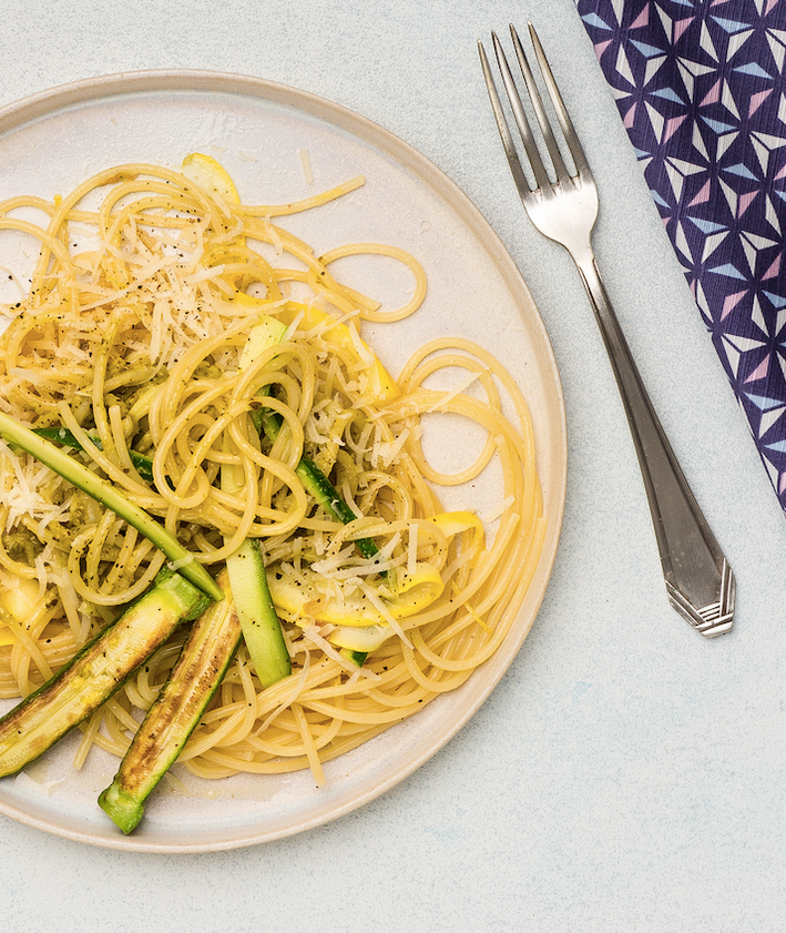 Spaghetti al limone z zielonym pesto i cukinią