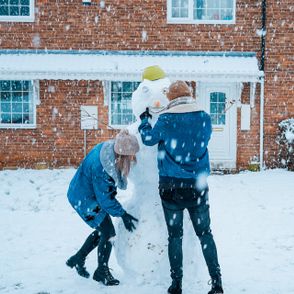 Lepienie bałwana (fot. Toa Heftiba / unsplash.com)