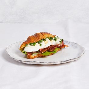 Wytrawny croissant z jajkiem na twardo, wędzonym boczkiem i wasabi (fot. Maciek Niemojewski)