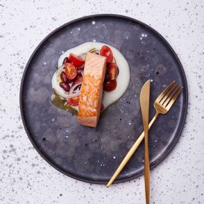Smażony łosoś z kremem kalafiorowym i czerwoną sałatką