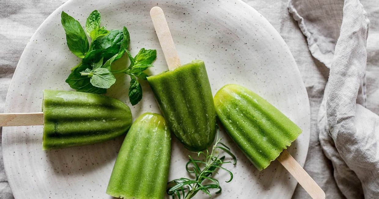 Zielone lody na talerzu (fot. Marta Brylińska)