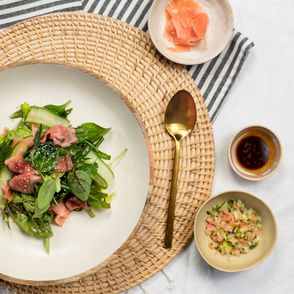 Szybkie przepisy na długi weekend – chrupiąca azjatycka sałatka z rostbefem (fot. Paulina Czyżewska)