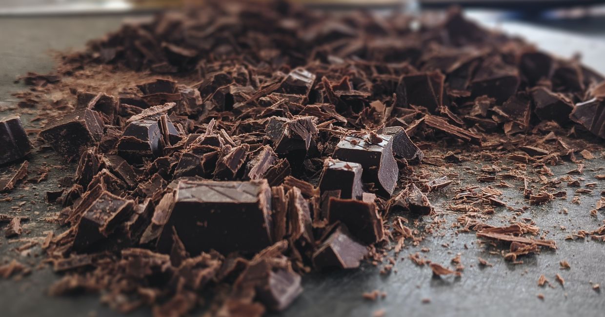 Jak zrobić czekoladowy fondant? Pokrojona czekolada (fot. Sigmund / unsplash.com)