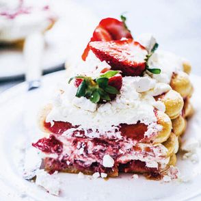 tiramisu z truskawkami, ciasto z bezą, ciasto z owocami, ciasto biszkoptowe, truskawki, beziki, ciasto bez pieczenia