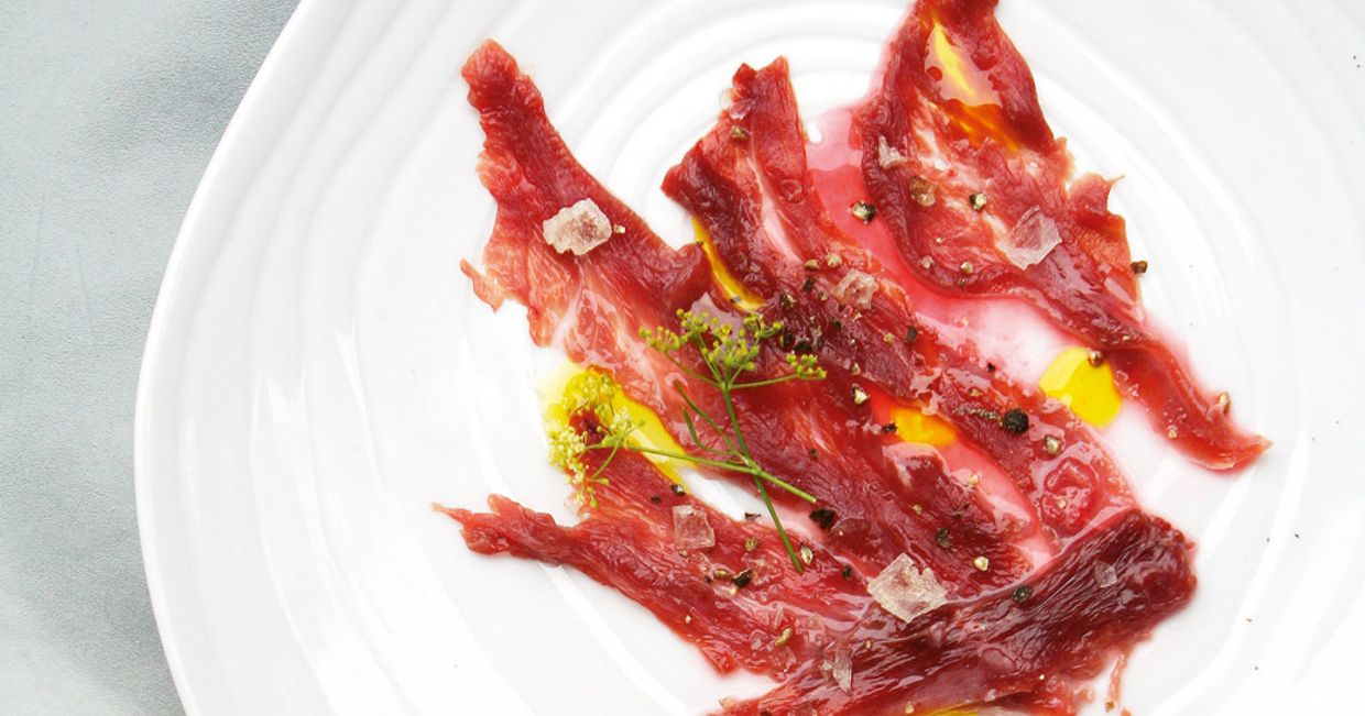 Carpaccio z gęsi z sokiem rabarbarowym (fot. Kasia Stadejek)