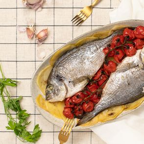 Włoska kuchnia Cristiny Catese, talerz z doradą z ziemniakami i pomidorkami cherry (fot. Paulina Czyżewska)