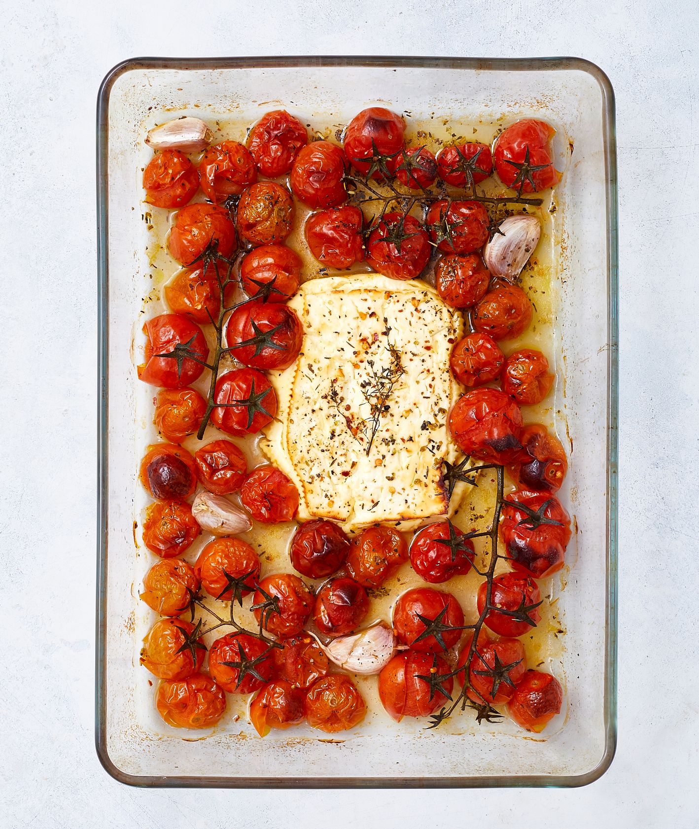 Wiralowe danie z Tik Toka – baked feta, feta zapiekana z pomidorkami koktajlowymi (fot. Maciej Niemojewski)