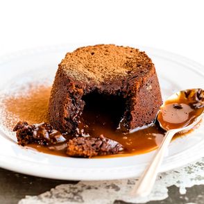 Delikatny fondant, z którego po rozkrojeniu wypływa gorąca jeszcze czekolada (fot. Jennifer Schmidt / unsplash.com)