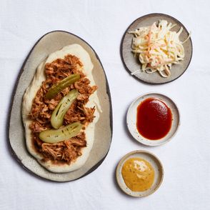 kanapka z szarpaną wołowiną, szarpana włowina, pulled pork, sałatka colesław, domowy colesław, sos barbecue, domowy flatbread, chlebek z patelni, przekąski na przyjęcie,