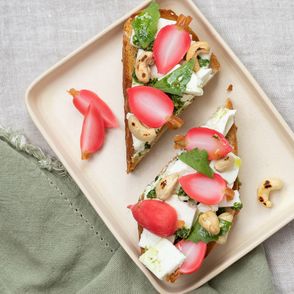 Przepisy na dania z rzodkiewkami – kanapka z fetą i piklami z rzodkwi (fot. Paulina Czyżewska)