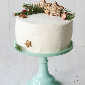 Świąteczny tort z gwizadkami z pierniczków. Wszystkiego Słodkiego (fot. materiały prasowe)