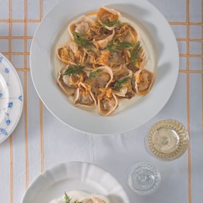 Przepis na domowe pierogi z ziemniakami, karmelizowaną cebulką i kwaśną śmietaną. Jak zrobić domowe pierogi (fot. dinnershow.studio)