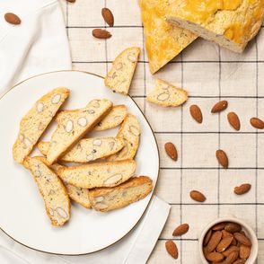 Włoskie ciasteczka cantucci  z migdałami i skórką pomarańczową (fot. Paulina Czyżewska)