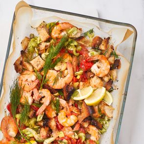 Przepis na zapiekane krewetki z pomidorkami i koprem włoskim (fot. Maciek Niemojewski)