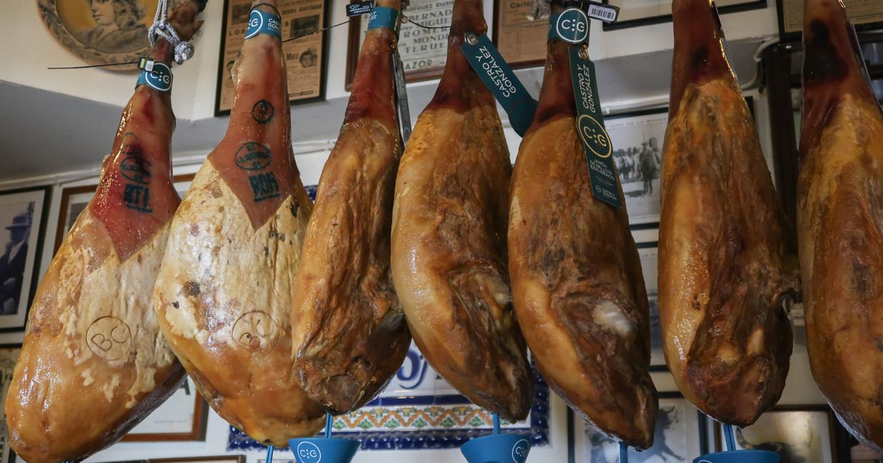 Hiszpańskie szynki zwisające nad barem (fot. Julia Zabrodzka)