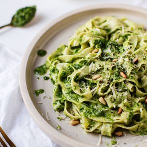 Przepis na pastę z pesto i jarmużem (fot. Ula Demczuk)