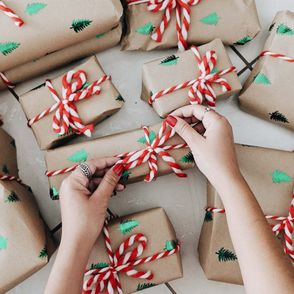 Prezenty świąteczne (fot. Juliana Malta / unsplash.com)