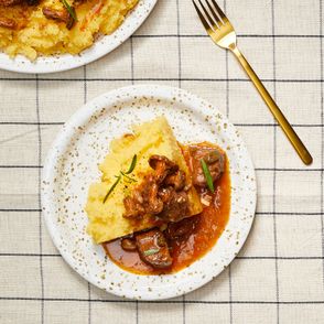 Przepis na potrawkkę wołową z kurkami. Kuchnia włoska, przepisy na dania z grzybami, Cristina Catese (fot. Maciek Niemojewski)