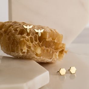 Akcesoria z pszczołami, komplet kolczyków z kolekcji YES Queen B, kolekcja Kasi Bukowskiej, biżuteria z pszczołami (fot. materiały prasowe)