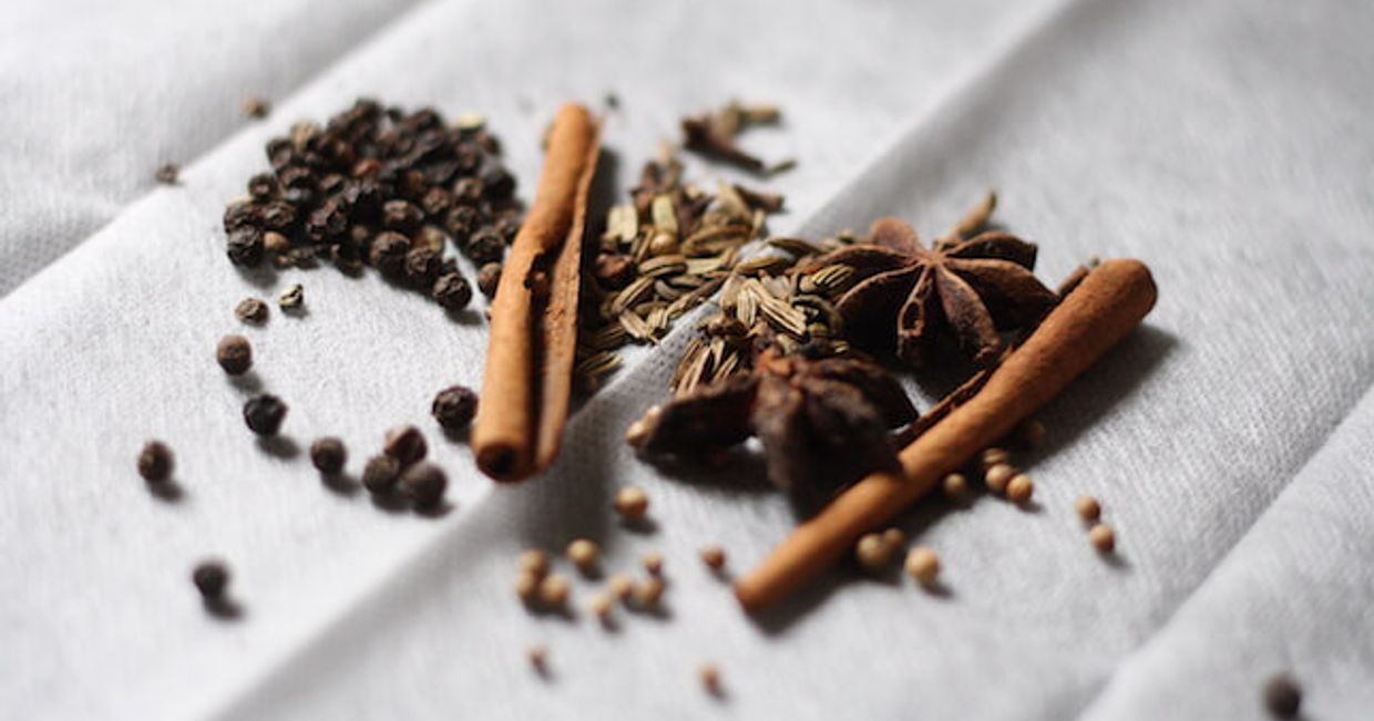 Przyprawy do zupy pho: cynamom, pieprz, anyż, gorczyca
