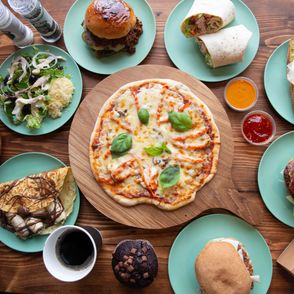 Pizza, burgery i kebab w ścisłej czołówce najchętniej wybieranych dań na wynos (fot. Steve Warren / unsplash.com)