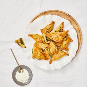 Trójkąciki z ciasta francuskiego ze szpinakiem i z fetą. Hortex. (fot. Maciek Niemojewski)