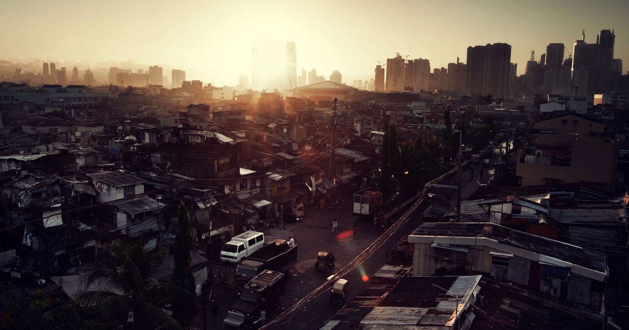 Ulica Onyx o wschodzie słońca. W tle wieżowce bogatej dzielnicy Makati. Z cyklu „Eli, Eli” Grzegorza Wełnickiego, Filipiny 2012. (fot. Grzegorza Wełnick / RAST