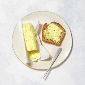 Domowe masło czosnkowe z ziołami prowansalskimi i ze szczyptą kurkumy podane na grzance z chleba razowego