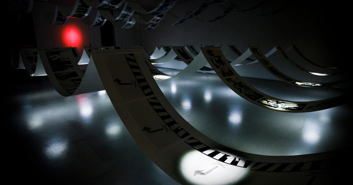 Prezentacja zdjęć na wystawie „Paradise 101” Wojtka Wieteski w Muzeum Sztuki i Techniki Japońskiej Manggha