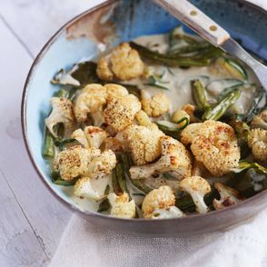 przepis na wegańskie curry z cukinią, fasolką szparagową i pieczonym kalafiorem