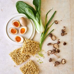 Przepis z książki "Ramen krok po kroku. Przepisy tradycyjne i współczesne", Robin Donovan (fot. Kate Sears)