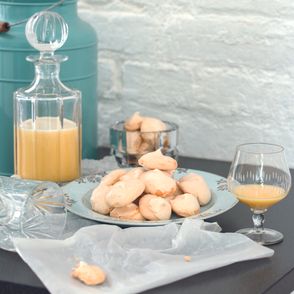 Gotowy ajerkoniak w karafce, kieliszki z likierem jajecznym, bezy (fot. dinnershow studio)