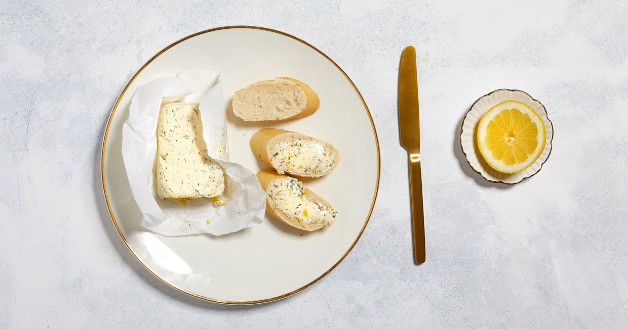 Masło tymiankowo-cytrynowe z kromkami z bagietki (fot. Maciek Niemojewski)