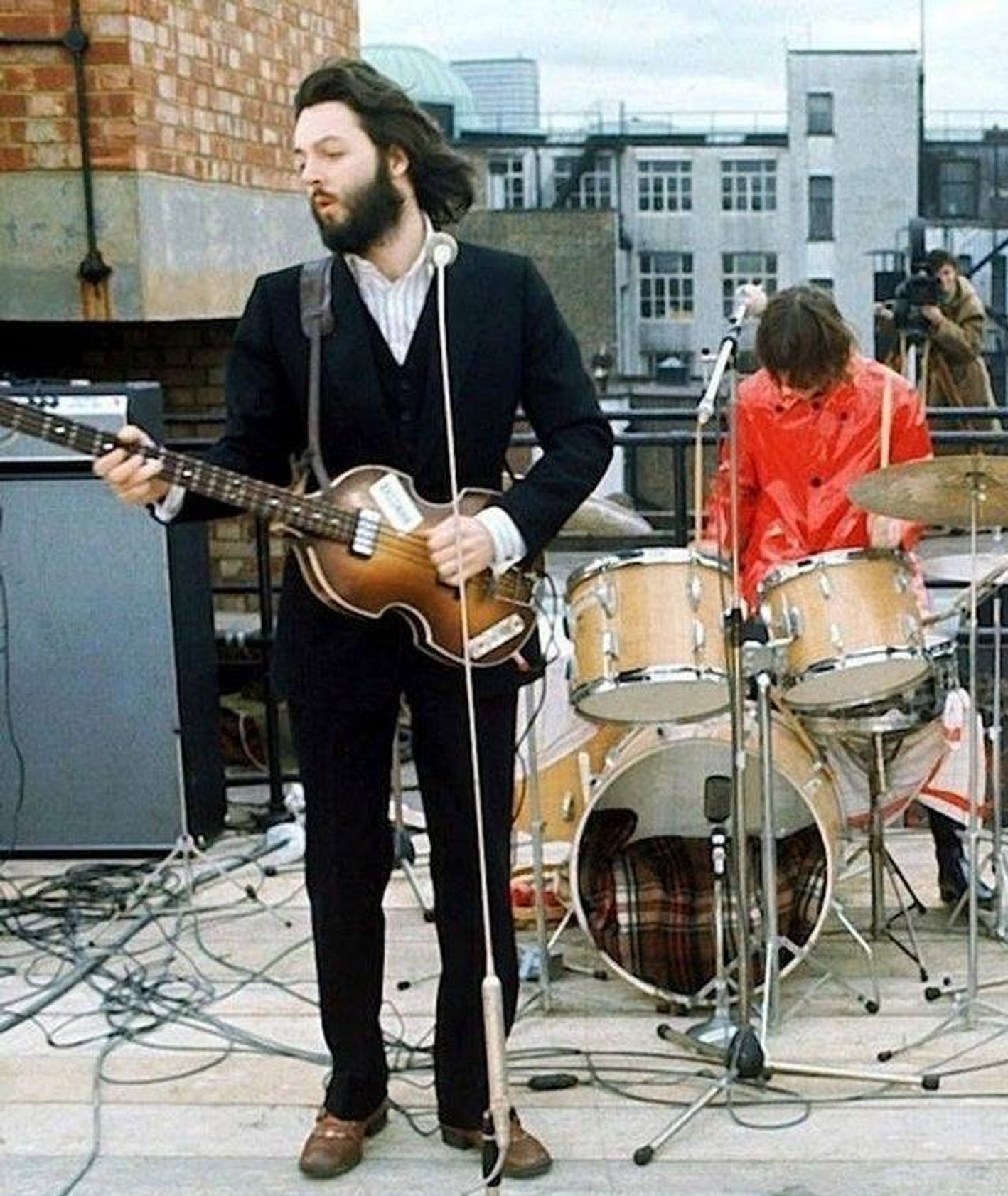 Kadr z filmu The Beatles Get Back: The rooftop concert (fot. materiały prasowe)